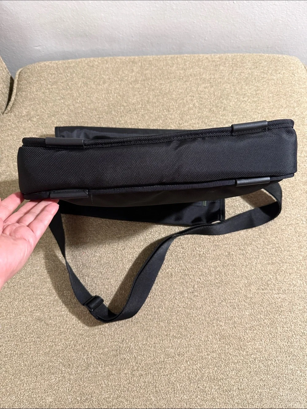 Targus Laptop Bag in Black W/ Shoulder Strap & Handle Magnetic Flaps Padded